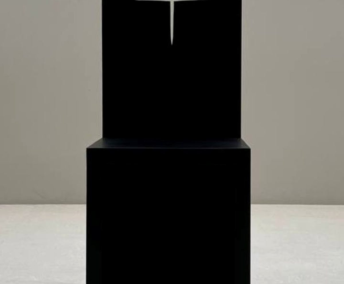 TETREE Модель 5 «Столп света» — чёрный монолит со световым крестом в спинке