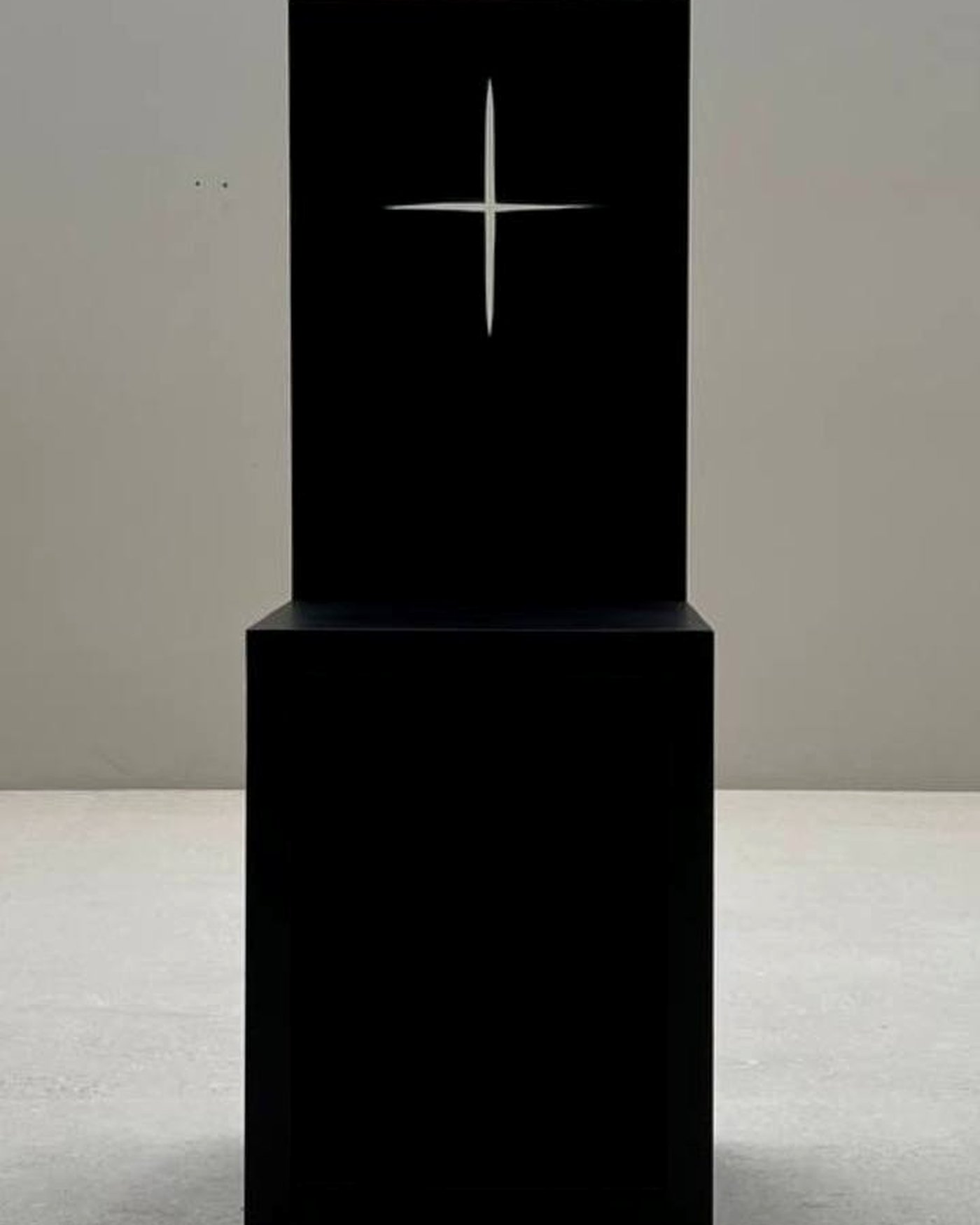 TETREE · Модель 5 «Столп света» — массивный чёрный стул из массива бука со световым крестом в спинке