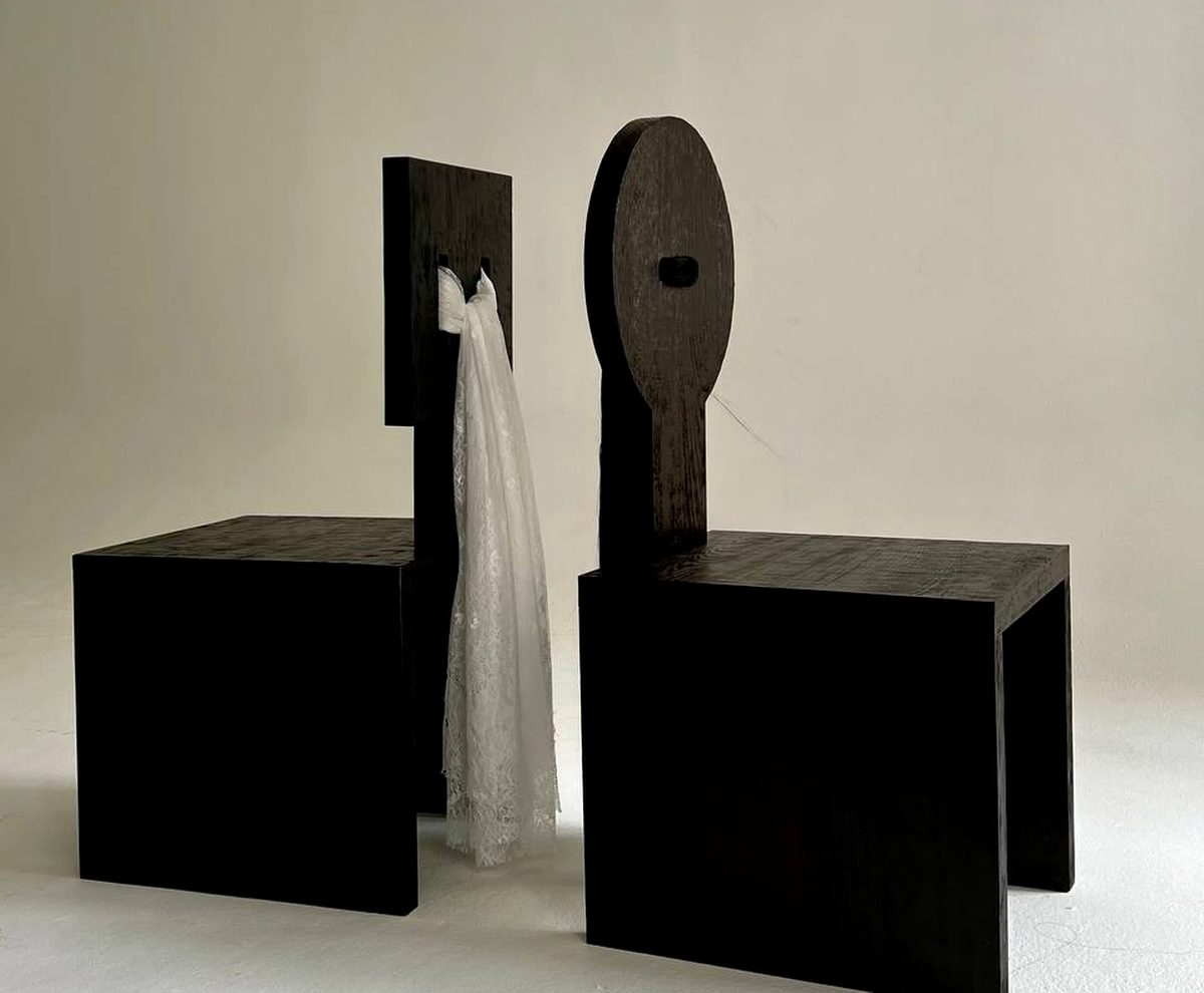 TETREE «Старые Сёстры» — парные чёрные стулья с кружевным шлейфом