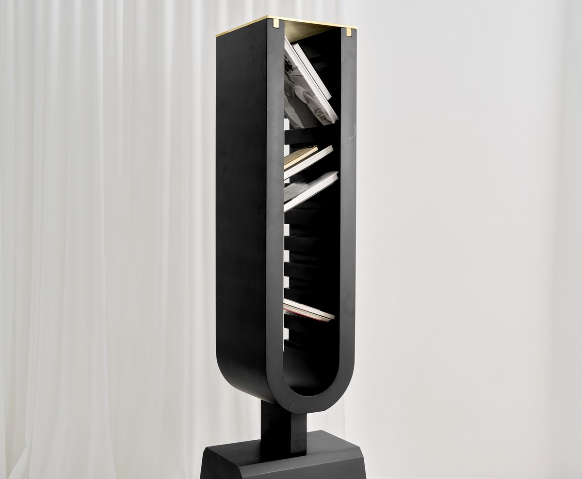 TETREE «Камертон» — скульптурная книжная колонна из массива бука с латунными уголками